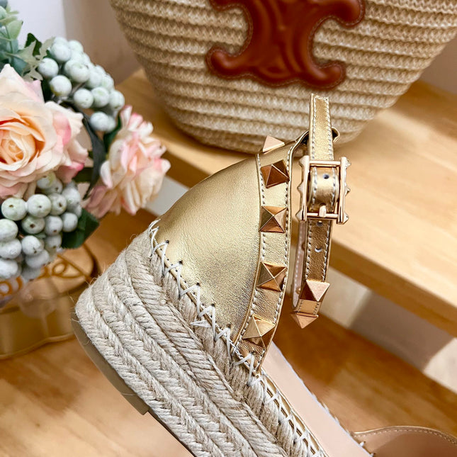 ROCKSTUD FLATFORM SANDAL IN GOLD CALFSKIN