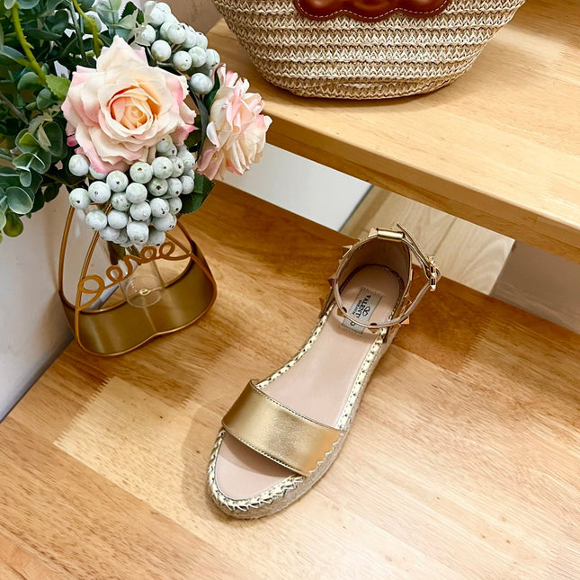 ROCKSTUD FLATFORM SANDAL IN GOLD CALFSKIN