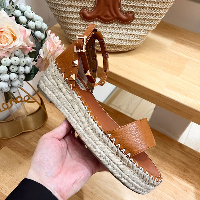 ROCKSTUD FLATFORM SANDAL IN CHOCOLATE BROWN CALFSKIN