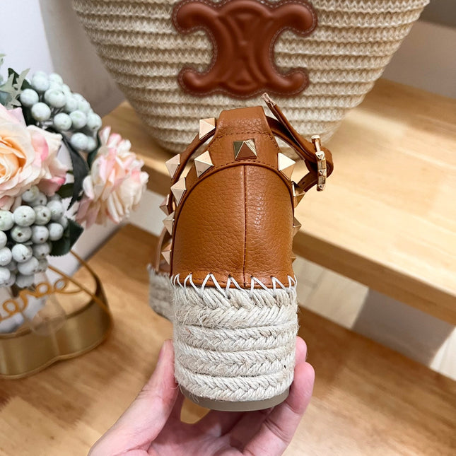 ROCKSTUD FLATFORM SANDAL IN CHOCOLATE BROWN CALFSKIN