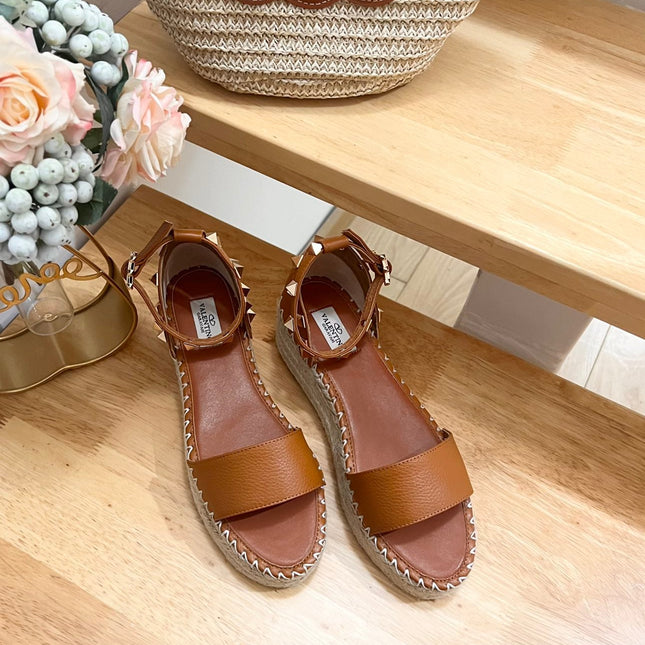 ROCKSTUD FLATFORM SANDAL IN CHOCOLATE BROWN CALFSKIN