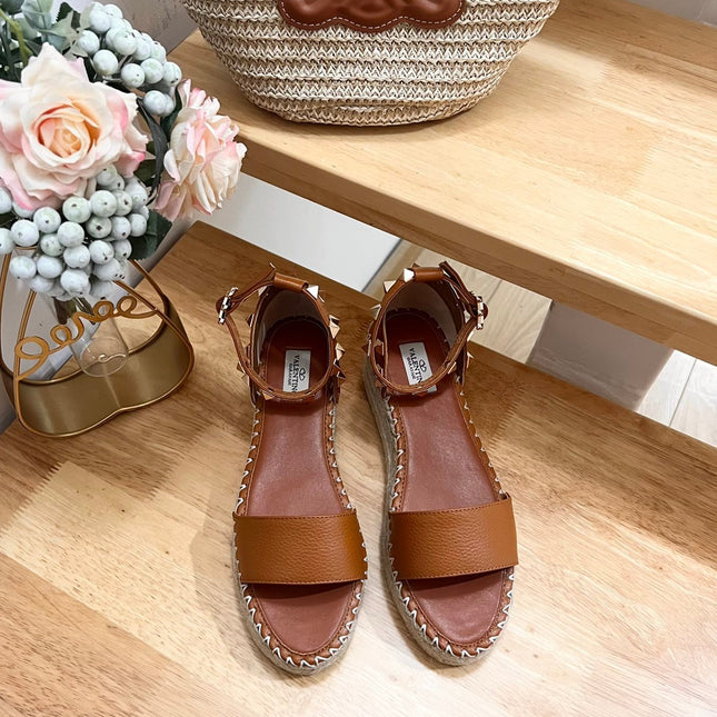 ROCKSTUD FLATFORM SANDAL IN CHOCOLATE BROWN CALFSKIN