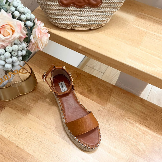 ROCKSTUD FLATFORM SANDAL IN CHOCOLATE BROWN CALFSKIN