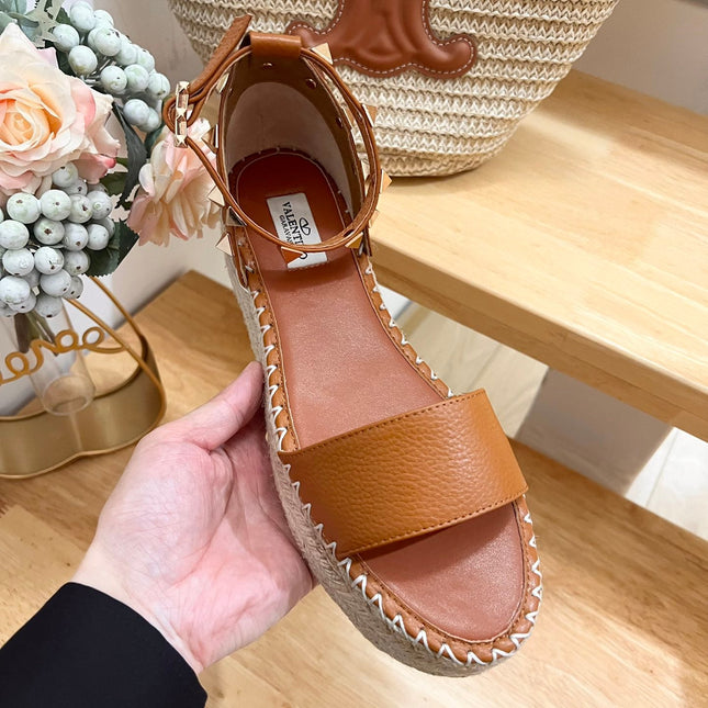 ROCKSTUD FLATFORM SANDAL IN CHOCOLATE BROWN CALFSKIN