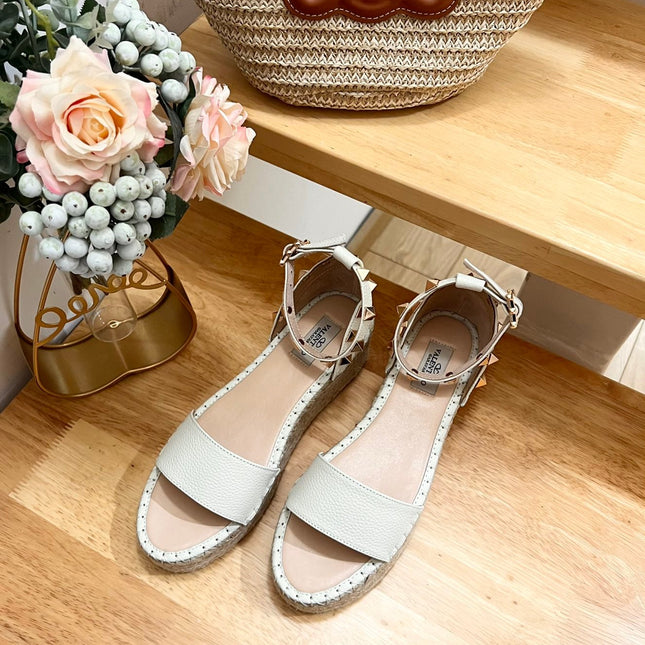 ROCKSTUD FLATFORM SANDAL IN WHITE CALFSKIN