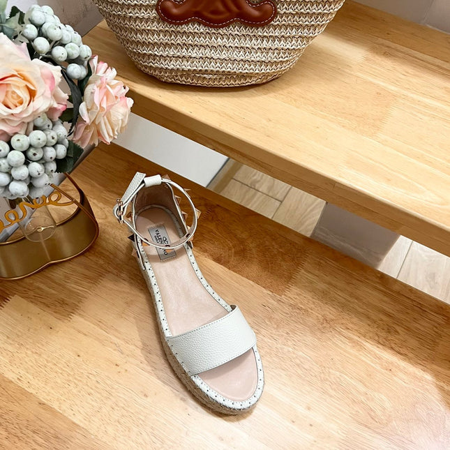 ROCKSTUD FLATFORM SANDAL IN WHITE CALFSKIN