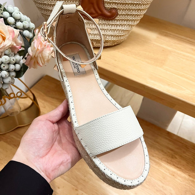 ROCKSTUD FLATFORM SANDAL IN WHITE CALFSKIN