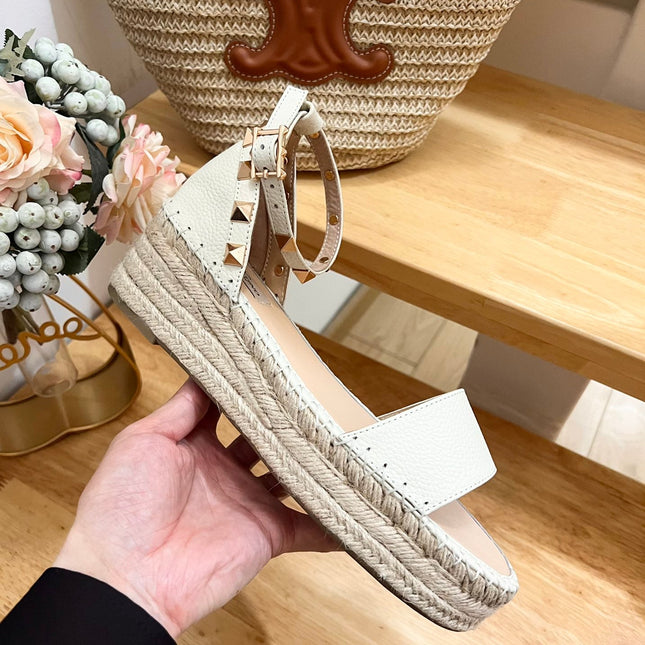 ROCKSTUD FLATFORM SANDAL IN WHITE CALFSKIN