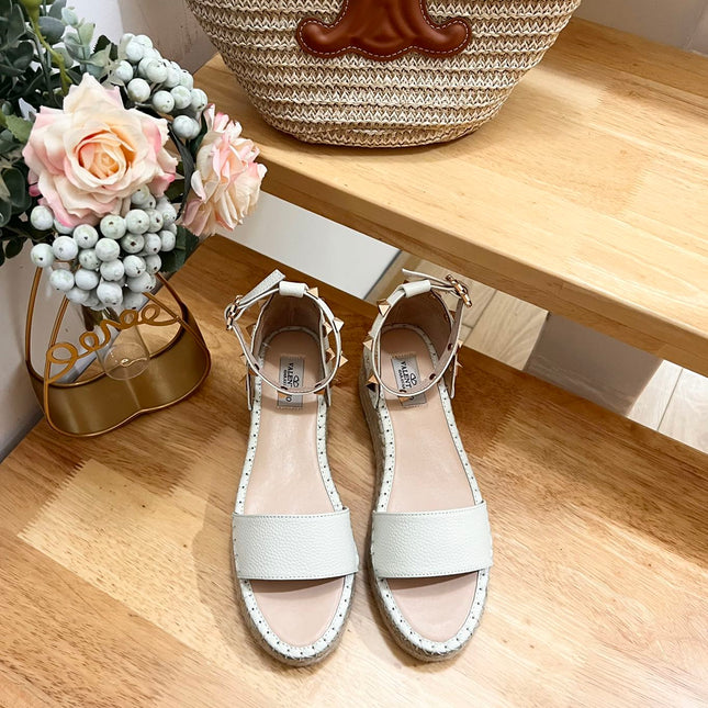 ROCKSTUD FLATFORM SANDAL IN WHITE CALFSKIN