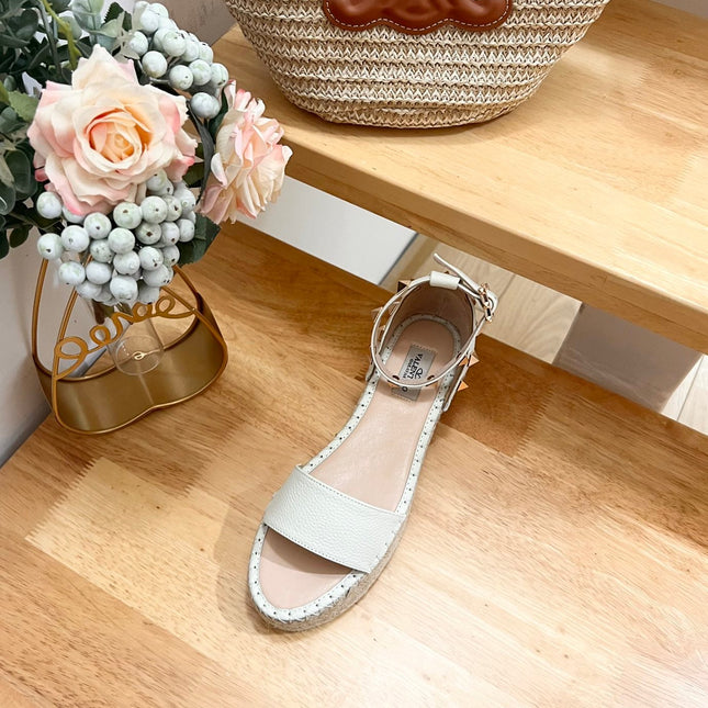 ROCKSTUD FLATFORM SANDAL IN WHITE CALFSKIN