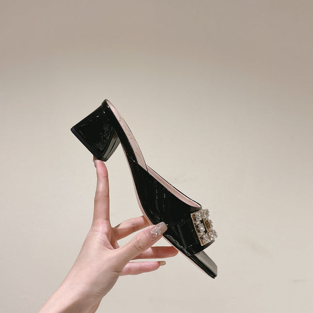 CRYSTAL HEEL MULE IN BLACK PATENT CALFSKIN WITH EMBELLISHED BUCKLE