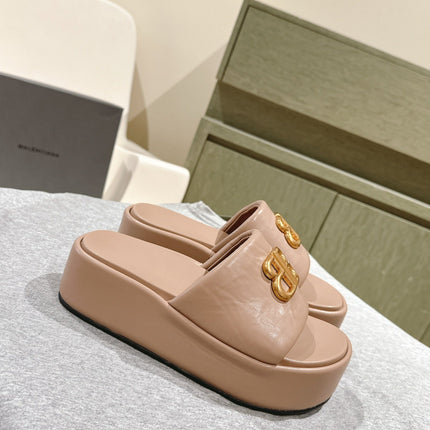 RISE SANDALS IN BEIGE SHINY LAMBSKIN GOLD BUCKLE