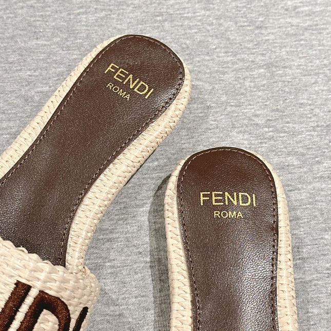 FENDI SIGNATURE MULE SLIDES IN WHITE FIBRE WITH BROWN EMBROIDERED LOGO