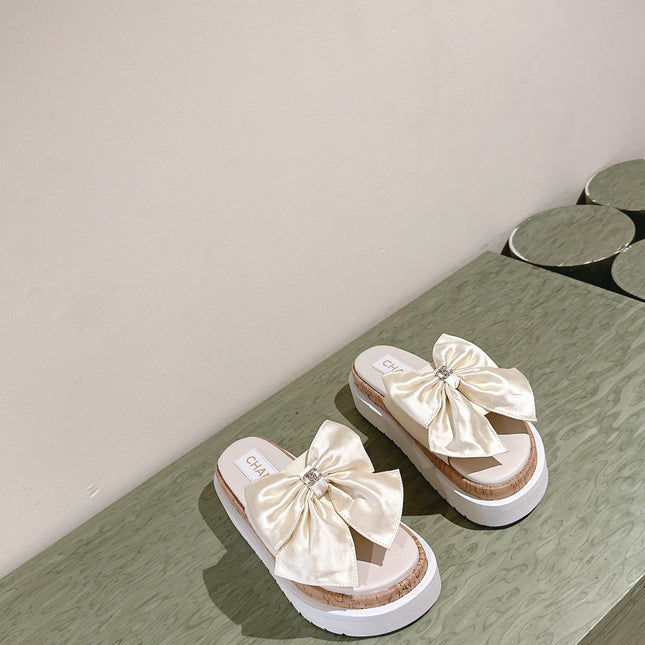 CC SLIPPERS WITH SILK BOW IN WHITE COWHIDE