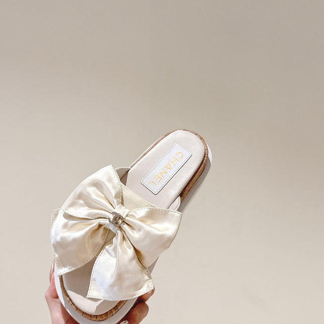 CC SLIPPERS WITH SILK BOW IN WHITE COWHIDE