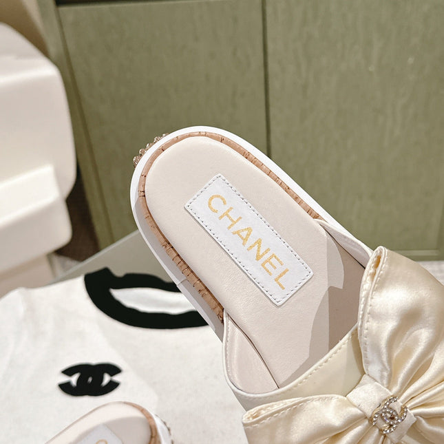 CC SLIPPERS WITH SILK BOW IN WHITE COWHIDE