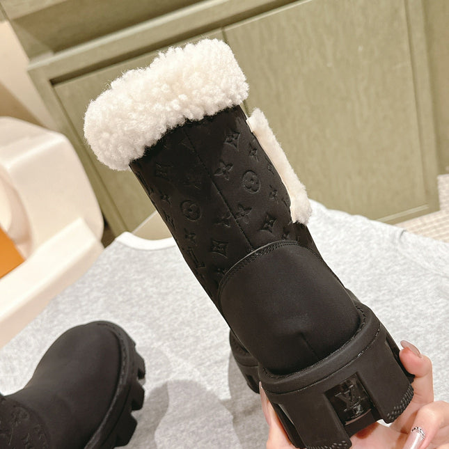 ANKLE BOOTS IN BLACK EMBOSSED CALFSKIN AND WHITE SHEARLING