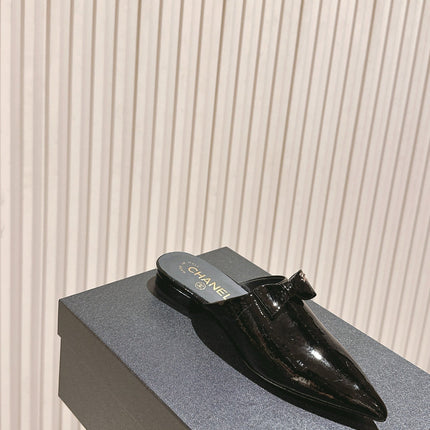 CC FLAT MULES 25S IN BLACK PATENT LEATHER