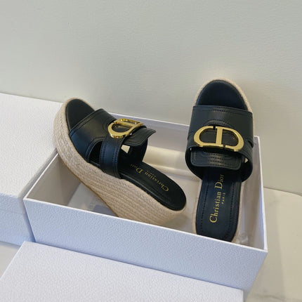 MONTAIGNE WEDGE SLIDE 95MM IN BLACK CALFSKIN