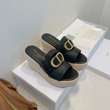 MONTAIGNE WEDGE SLIDE 95MM IN BLACK CALFSKIN