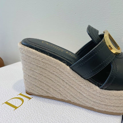 MONTAIGNE WEDGE SLIDE 95MM IN BLACK CALFSKIN