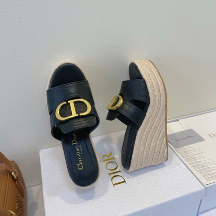 MONTAIGNE WEDGE SLIDE 95MM IN BLACK CALFSKIN