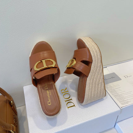 MONTAIGNE WEDGE SLIDE 95MM IN BROWN CALFSKIN