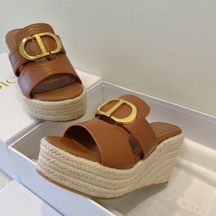 MONTAIGNE WEDGE SLIDE 95MM IN BROWN CALFSKIN
