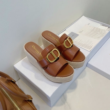 MONTAIGNE WEDGE SLIDE 95MM IN BROWN CALFSKIN