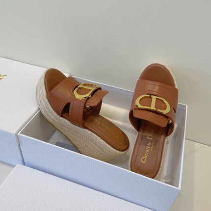 MONTAIGNE WEDGE SLIDE 95MM IN BROWN CALFSKIN