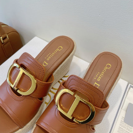 MONTAIGNE WEDGE SLIDE 95MM IN BROWN CALFSKIN