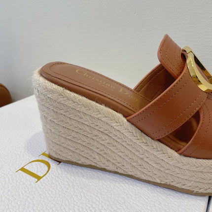 MONTAIGNE WEDGE SLIDE 95MM IN BROWN CALFSKIN