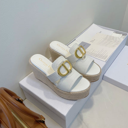 MONTAIGNE WEDGE SLIDE 95MM IN WHITE CALFSKIN