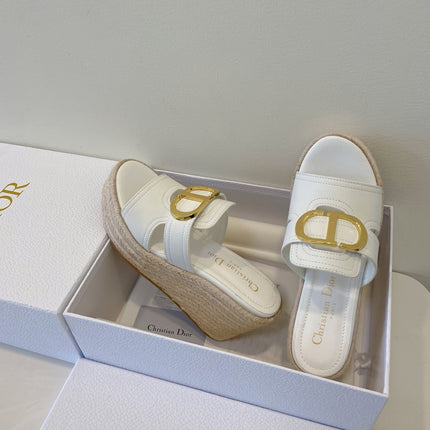 MONTAIGNE WEDGE SLIDE 95MM IN WHITE CALFSKIN