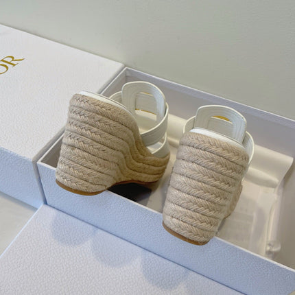 MONTAIGNE WEDGE SLIDE 95MM IN WHITE CALFSKIN