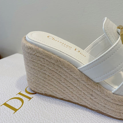 MONTAIGNE WEDGE SLIDE 95MM IN WHITE CALFSKIN