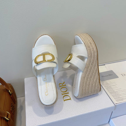 MONTAIGNE WEDGE SLIDE 95MM IN WHITE CALFSKIN