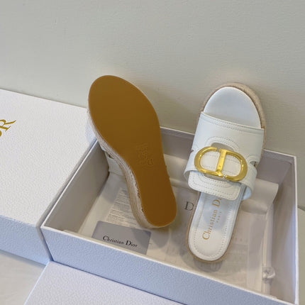 MONTAIGNE WEDGE SLIDE 95MM IN WHITE CALFSKIN