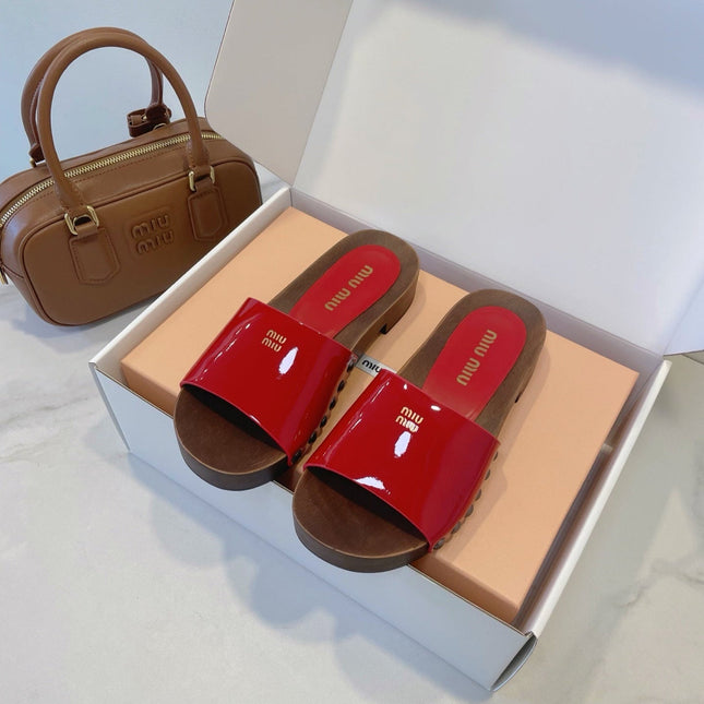 MM STUDDED SANDALS IN RED PATENT CALFSKIN AND WOOD