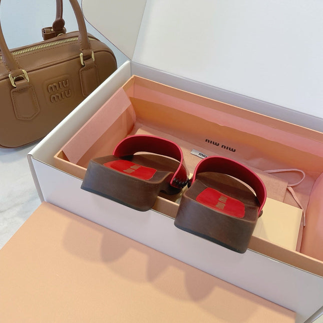 MM STUDDED SANDALS IN RED PATENT CALFSKIN AND WOOD