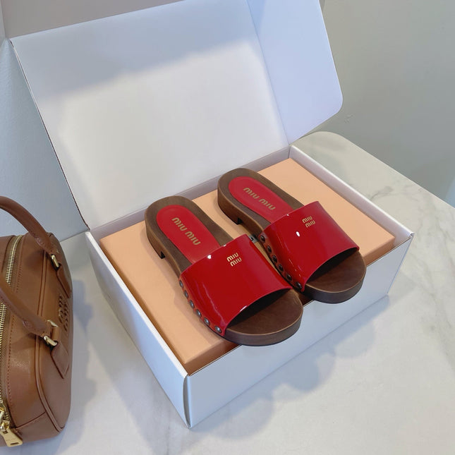 MM STUDDED SANDALS IN RED PATENT CALFSKIN AND WOOD