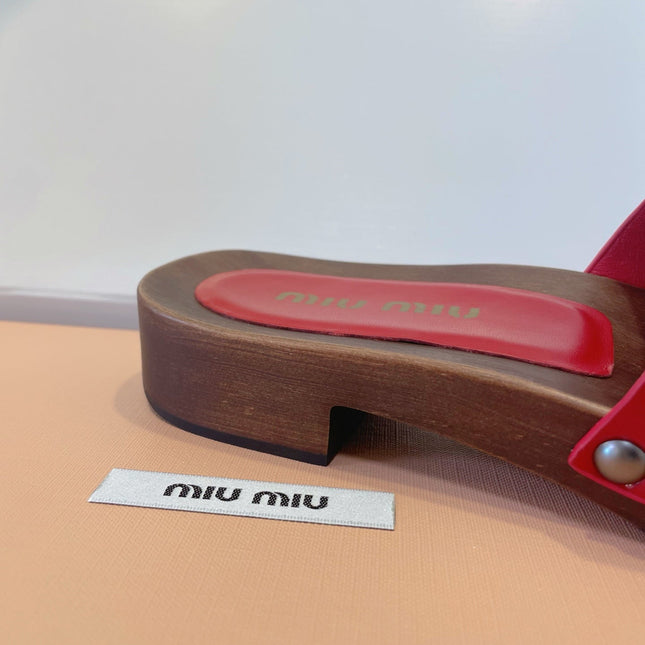 MM STUDDED SANDALS IN RED PATENT CALFSKIN AND WOOD
