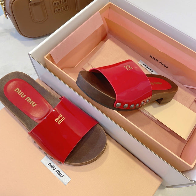 MM STUDDED SANDALS IN RED PATENT CALFSKIN AND WOOD