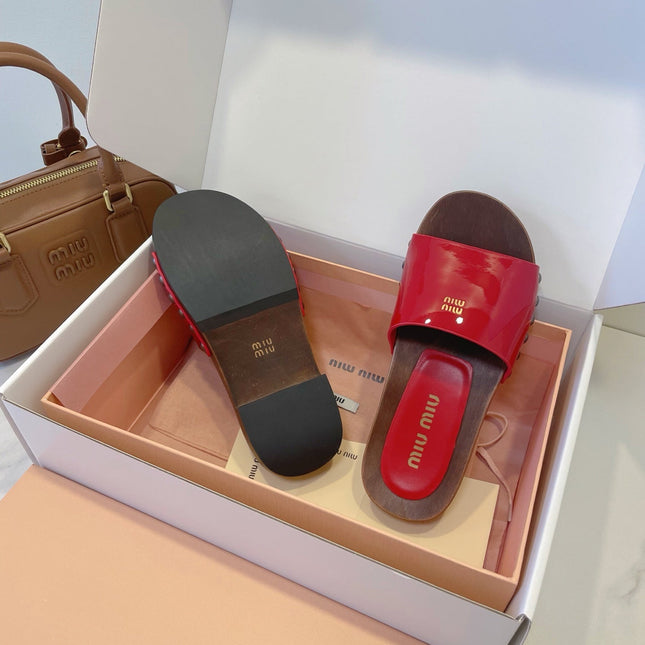 MM STUDDED SANDALS IN RED PATENT CALFSKIN AND WOOD