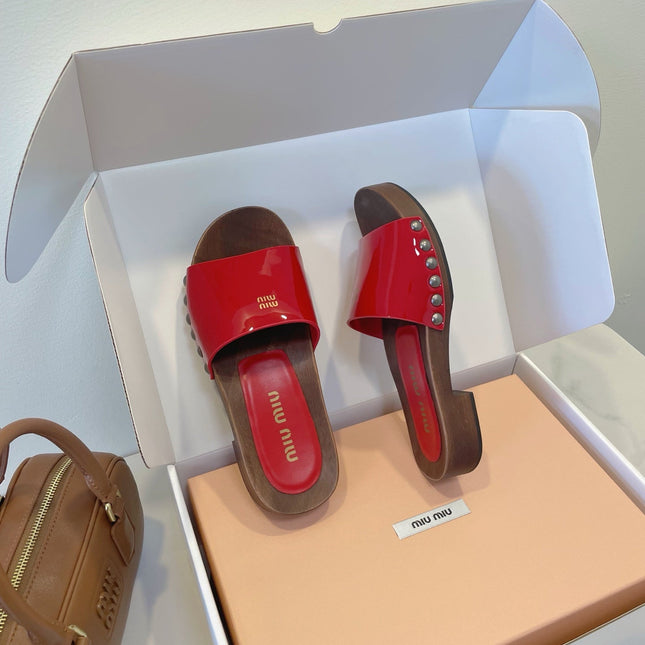 MM STUDDED SANDALS IN RED PATENT CALFSKIN AND WOOD