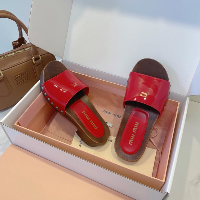 MM STUDDED SANDALS IN RED PATENT CALFSKIN AND WOOD