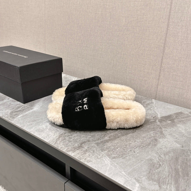 THICK-SOLED SLIPPERS IN BLACK MIX BISQUE BEIGE FLEECE