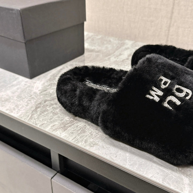 THICK-SOLED SLIPPERS IN BLACK FLEECE