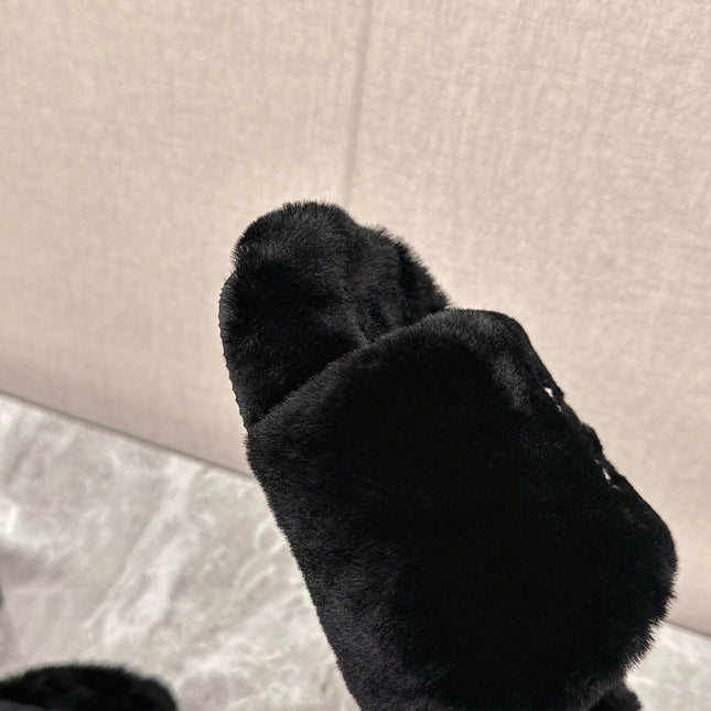 THICK-SOLED SLIPPERS IN BLACK FLEECE