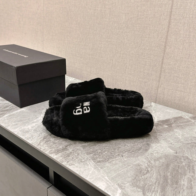 THICK-SOLED SLIPPERS IN BLACK FLEECE